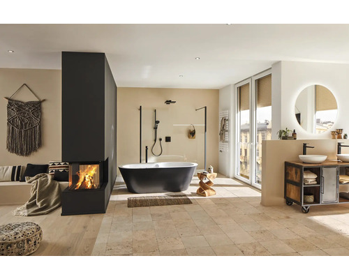 Helles Badezimmer mit freistehender Badewanne, Kamin, Waschtisch und Spiegel