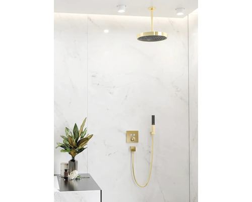 Modernes Badezimmer mit Kopfbrause, Handbrause und Marmorwand