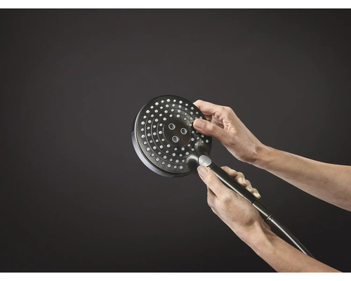 Handbrause mit Brausekopf wird von Händen gehalten