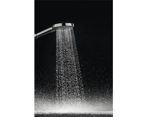 Pomme de douche avec de l''eau qui coule