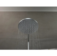 Regendusche mit laufendem Wasser im Badezimmer