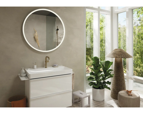 Salle de bains moderne avec miroir rond, meuble sous-lavabo, grande fenêtre et plante d''intérieur