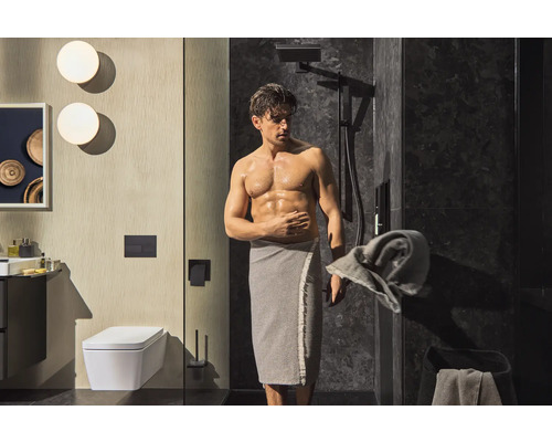 Modernes Badezimmer mit Dusche, Toilette und Waschtisch