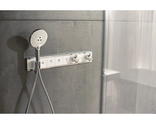 Douchette avec mitigeur thermostatique sur un mur de salle de bain