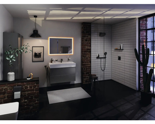 Modernes Badezimmer mit Waschtisch, Spiegelschrank mit Beleuchtung und Dusche.