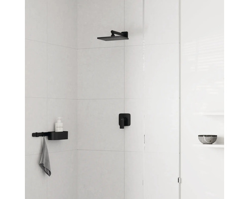 Duschbereich mit schwarzem Duschkopf, Armatur, Duschregal und weisser Fliesenwand