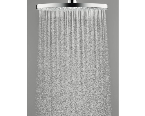 Regendusche mit Wasserstrahl