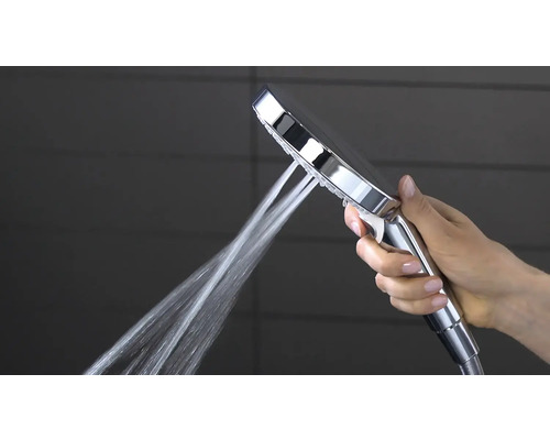 Douchette avec jet d''eau dans la main