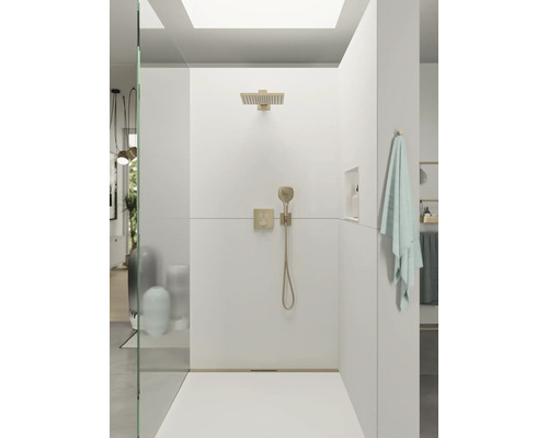 Douche moderne avec pomme de tête, douchette à main et caniveau d''évacuation