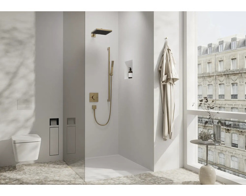 Badezimmer mit Dusche, Toilette und Fenster