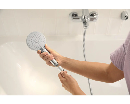 Une douchette est installée dans une salle de bain.