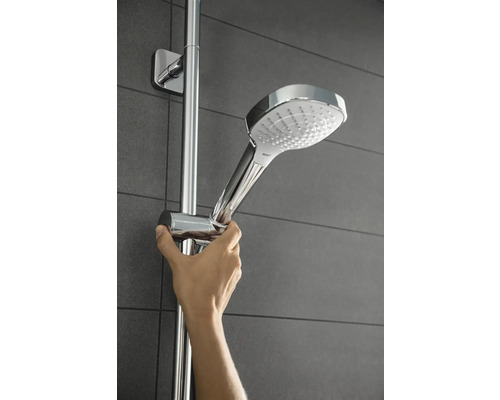 Douchette sur barre de douche avec la main