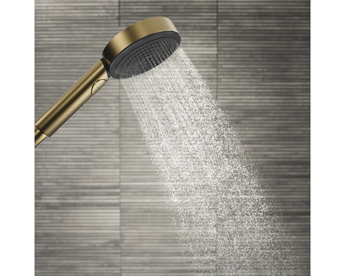 Handbrause mit Wasserstrahl vor Wand