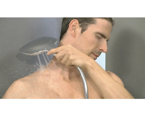Mann unter der Dusche mit Handbrause
