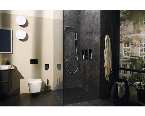 Salle de bain moderne avec douche, toilettes, lavabo et accessoires.