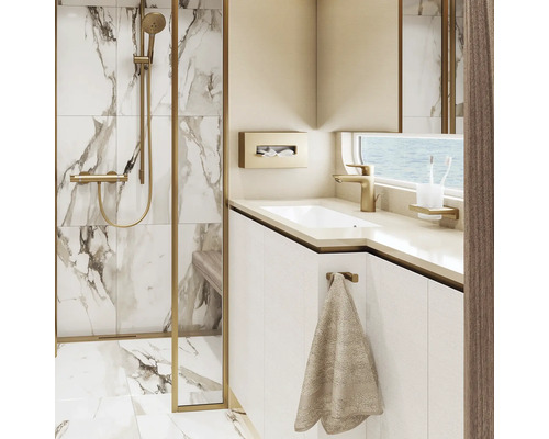 Badezimmer mit Dusche, Waschbecken und Handtuch