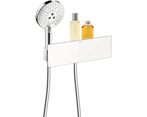 Barre de douche avec étagère et flacons de gel douche