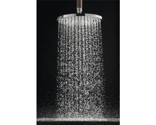 Regendusche mit fließendem Wasser