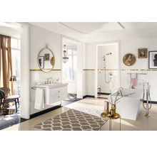 Badezimmer mit Waschtisch, Spiegel, Badewanne und Dusche in hellem Design