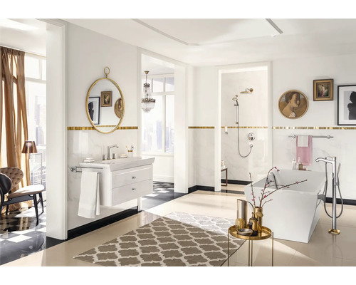 Badezimmer mit Waschtisch, Spiegel, Badewanne und Dusche in hellem Design