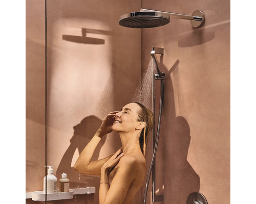 Frau unter einer Kopfbrause mit Handbrause im Badezimmer