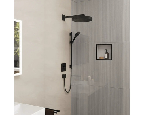 Moderne Dusche mit Kopfbrause, Handbrause und Ablagefläche für Badutensilien.