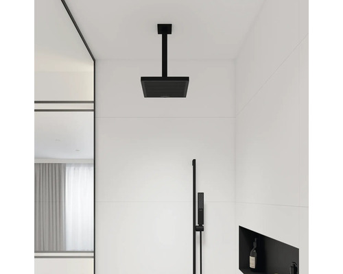 Modernes Badezimmer mit Deckenbrause und Handbrause