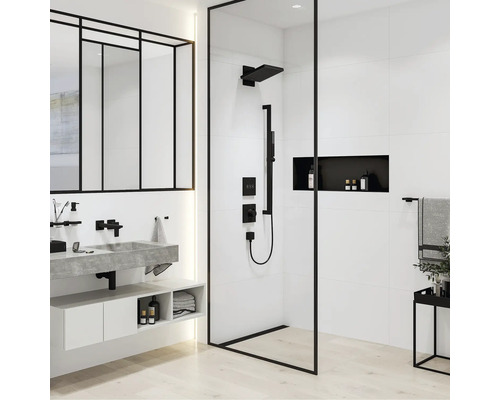 Modernes Badezimmer mit Dusche, Waschtisch und Spiegel