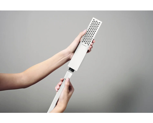 Handbrause mit Schlauch wird von einer Person gehalten.