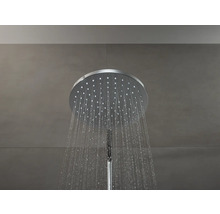 Regendusche mit Wasserstrahl im Badezimmer