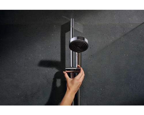 Duschsäule mit Handbrause vor dunkler Wand