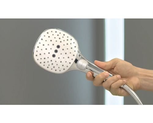 Douchette à main avec flexible de douche tenue dans la main