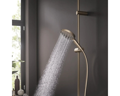 Duscharmatur mit Brausekopf und laufendem Wasser