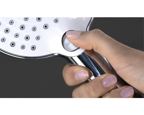 Main actionnant le bouton sur la douchette à main