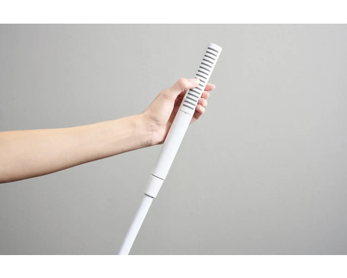 Eine Hand hält eine Handbrause.