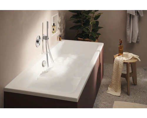 Badezimmer mit Badewanne, Armatur und Dekoration