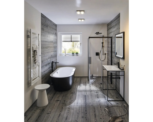 Modernes Badezimmer mit Badewanne, Dusche und Waschbecken auf Holzboden