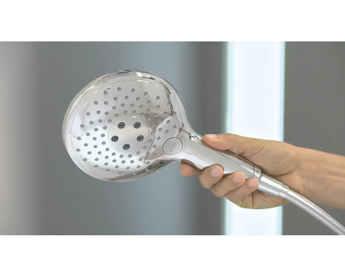 Hand die einen Duschkopf aus Chrom hält