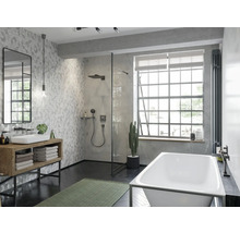 Helles Badezimmer mit Dusche, Badewanne, Waschbecken und Spiegel im modernen Design