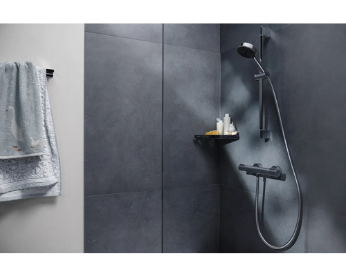 Duschbereich mit Handtuch, Ablage und Duscharmatur