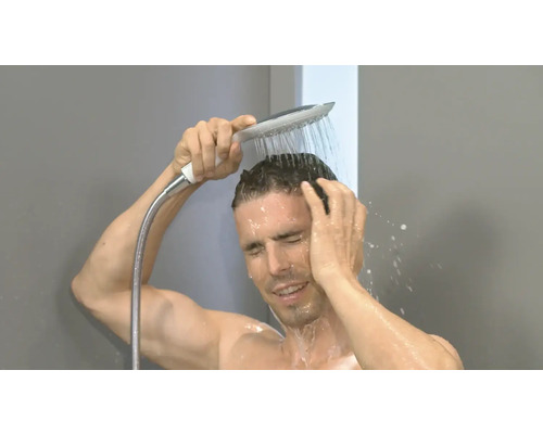 Mann unter der Dusche mit Handbrause