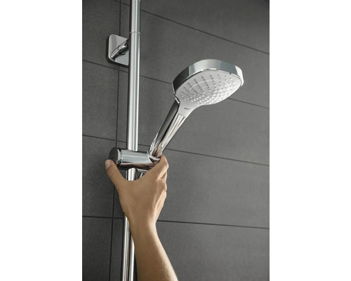 Hand die eine Duschstange mit Handbrause einstellt