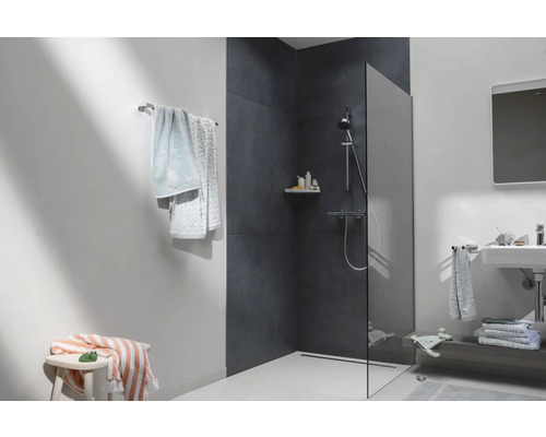 Badezimmer mit Dusche, Waschtisch und Handtüchern