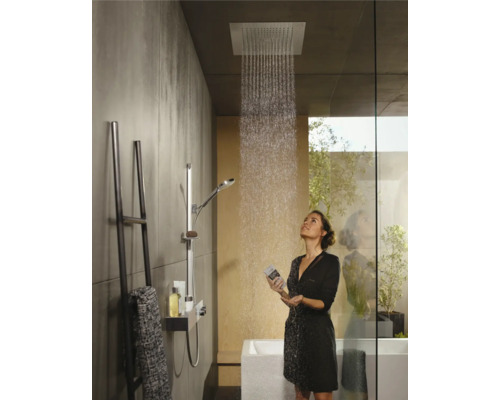 Begehbare Dusche mit Kopfbrause, Handbrause und Ablage im Badezimmer