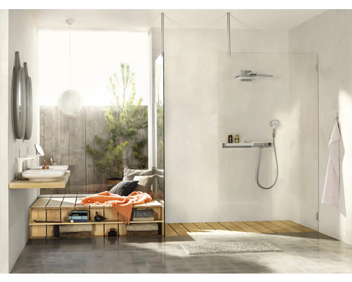 Salle de bains lumineuse avec lavabo, douche et éléments en bois