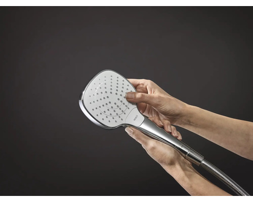 Brausekopf mit Schlauch in der Hand gehalten