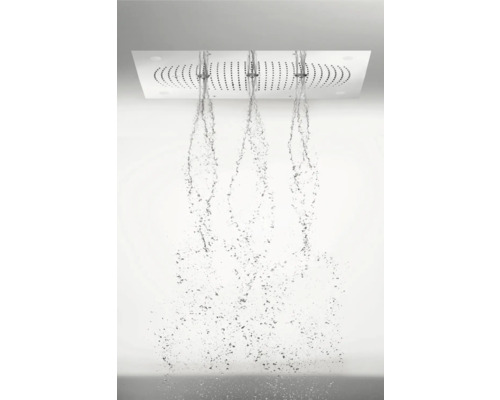 Quadratischer Duschkopf mit drei Wasserstrahlen im Betrieb