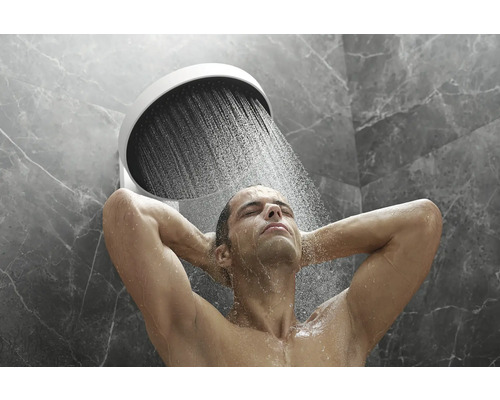 Mann unter einer Regendusche im Badezimmer.