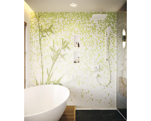 Badezimmer mit Mosaikwand, Badewanne und Dusche