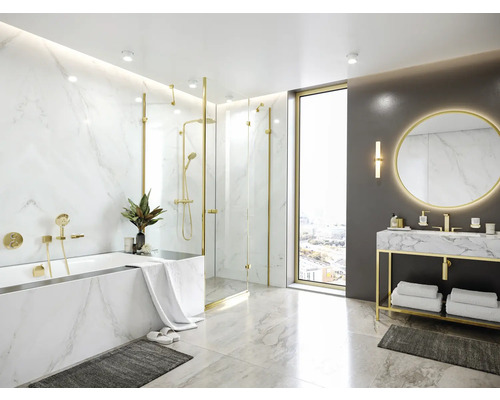 Modernes Badezimmer mit Badewanne, Dusche, Waschtisch und Spiegel